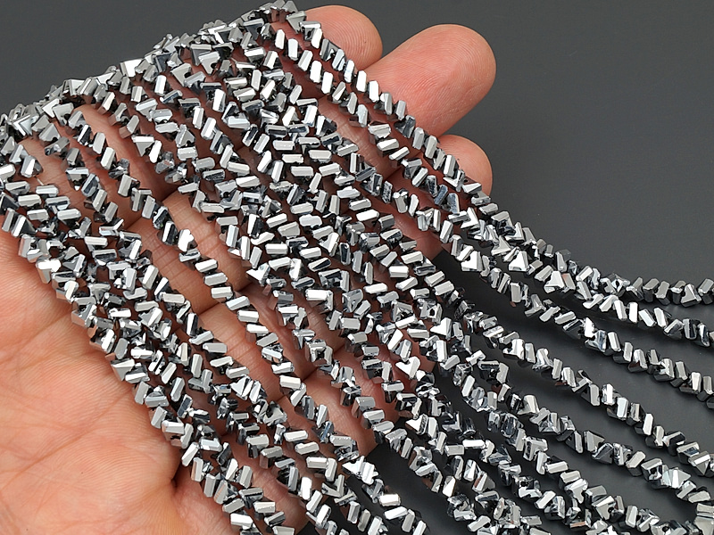 Граненые стеклянные бусины алмазная крошка треугольник "Серебряный гематит" для создания бижутерии (украшений). Диаметр отверстия - 1.1 мм. Размеры, вес, длина и количество бусин на нити указаны примерно. Точнее замеряем по требованию.
| Интернет-магазин товаров для рукоделия