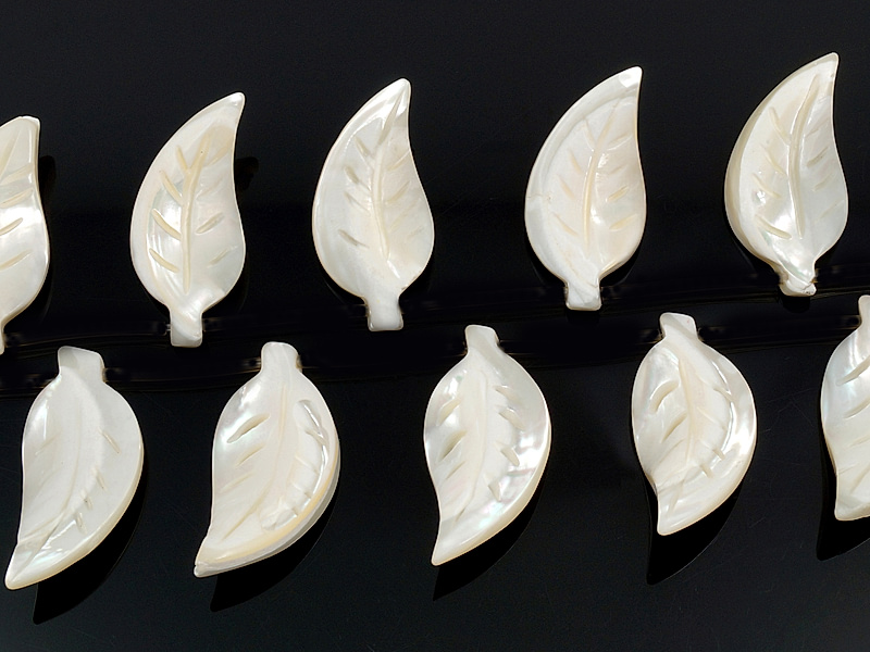 Резные бусины листочки белого перламутра 