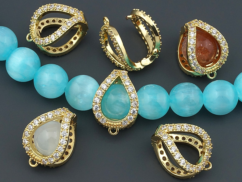 Съемный бейл - держатель для бусин "золото" для создания бижутерии (украшений). Покрытие - золото 14К. Вставки - инкрустация фианитами. Размеры - 15х11х9.5 мм. Внутренний диаметр подвесного колечка - 1.4 мм, колечко замкнуто. Размеры  внутреннего пространства - 11х10 мм. для бусин 8 мм. Цена указана за штуку.


 | Интернет-магазин товаров для рукоделия