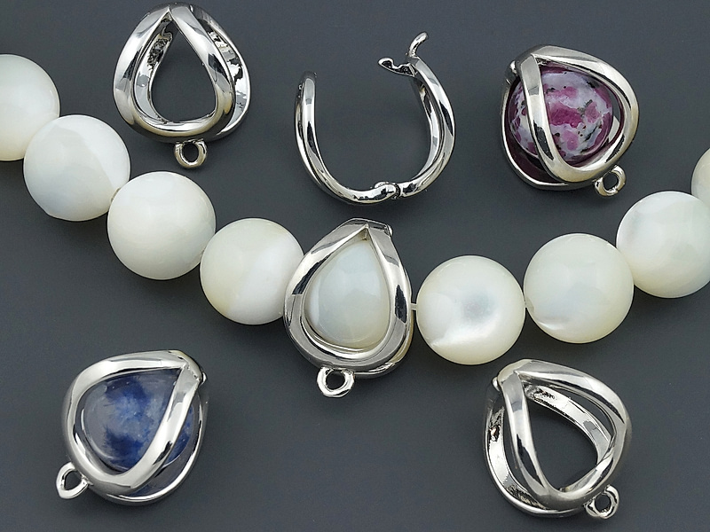 Съемный бейл - держатель для бусин "серебро" для создания бижутерии (украшений). Покрытие - родий. Размеры - 13х10.5х9 мм. Внутренний диаметр подвесного колечка - 1.8 мм, колечко замкнуто. Размеры  внутреннего пространства - 8х6 мм, для бусин 8 мм. Цена указана за штуку.


 | Интернет-магазин товаров для рукоделия