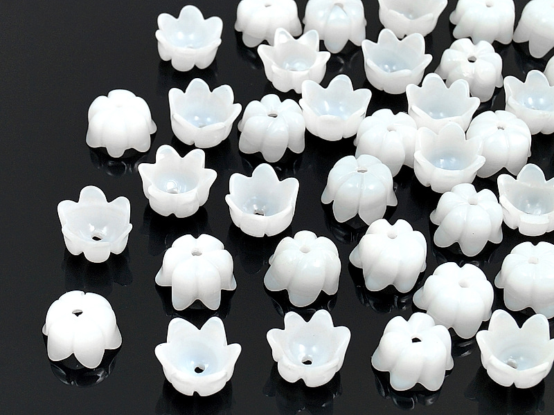 Резные бусины ландыши белого перламутра