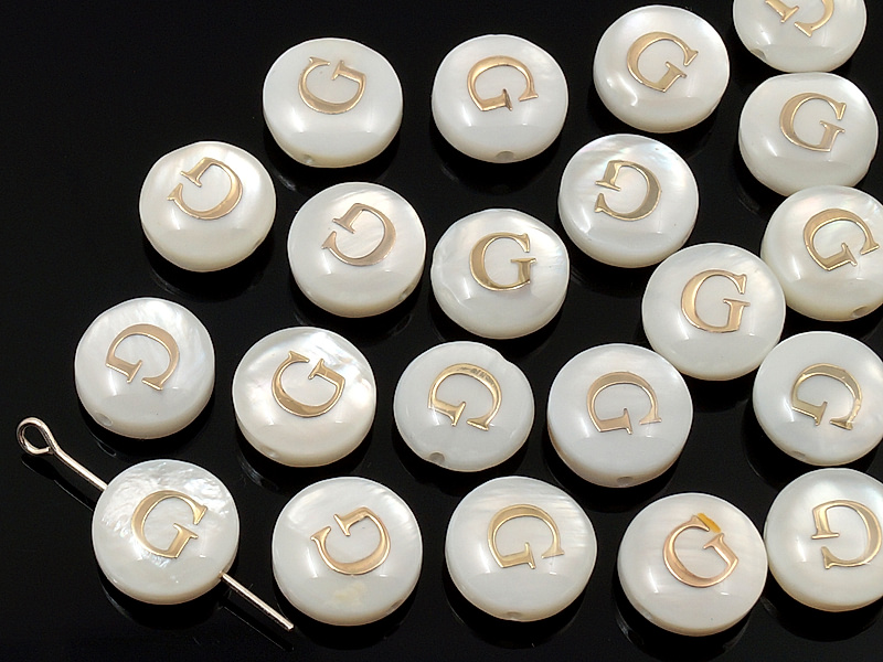 Бусина монетка "Буква G" из белого перламутра Диаметр отверстия 0.4 мм. Размеры и вес усреднены. Точнее замеряем по требованию.
 | Интернет-магазин товаров для рукоделия