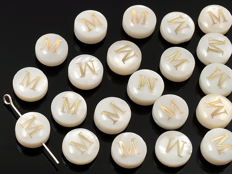 Бусина монетка "Буква M" из белого перламутра Диаметр отверстия 0.4 мм. Размеры и вес усреднены. Точнее замеряем по требованию.
 | Интернет-магазин товаров для рукоделия