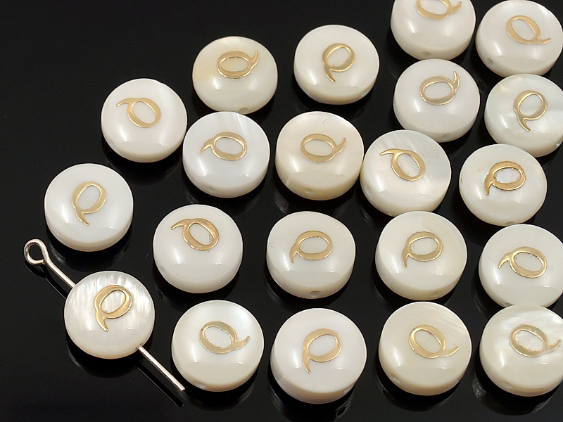 Бусина монетка "Буква Q" из белого перламутра Диаметр отверстия 0.4 мм. Размеры и вес усреднены. Точнее замеряем по требованию.
 | Интернет-магазин товаров для рукоделия