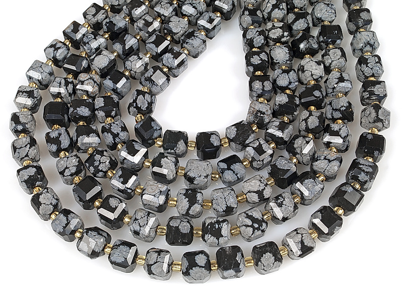 Граненые бусины кубики снежного обсидиана. Месторождение - США. Диаметр отверстия 1.5 мм. Размеры, вес, длина  и количество бусин на нити указаны примерно. Точнее замеряем по требованию. Встречаются мелкие выемки.
 | Интернет-магазин товаров для рукоделия