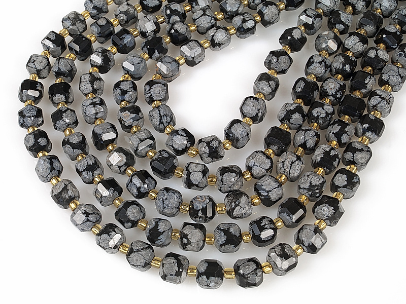 Граненые бусины кубики снежного обсидиана. Месторождение - США. Диаметр отверстия 1.5 мм. Размеры, вес, длина  и количество бусин на нити указаны примерно. Точнее замеряем по требованию. Встречаются мелкие выемки.
 | Интернет-магазин товаров для рукоделия