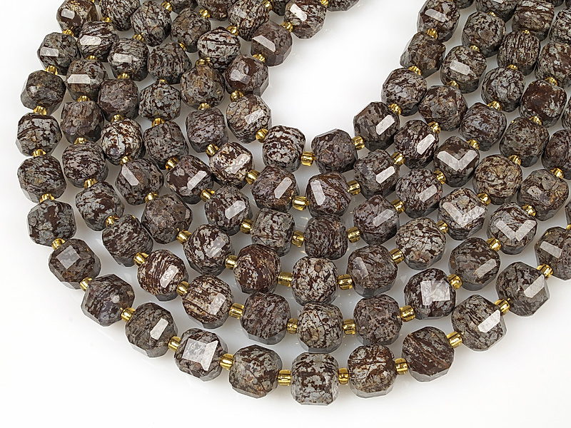 Граненые бусины кубики снежного коричневого обсидиана. Месторождение - США. Диаметр отверстия 1.5 мм. Размеры, вес, длина  и количество бусин на нити указаны примерно. Точнее замеряем по требованию. Встречаются мелкие выемки.
 | Интернет-магазин товаров для рукоделия