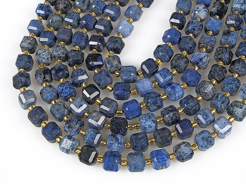 Граненые бусины кубики дюмортьерита (дюмортьерит в кварците). Месторождение - Мозамбик. Диаметр отверстия 1 мм. Размеры, вес, длина и количество бусин на нити указаны примерно. Точнее замеряем по требованию.
 | Интернет-магазин товаров для рукоделия