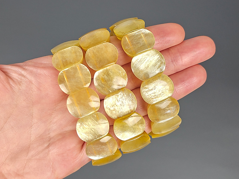 Бусины желтого лепидолита с двумя отверстиями. Месторождение - Бразилия.  Диаметр отверстий 1 мм, расстояние между отверстиями . Размеры и вес усреднены. Точнее замеряем по требованию. Мелкие выемки, отверстия не всегда расположены симметрично по центру.
 | Интернет-магазин товаров для рукоделия