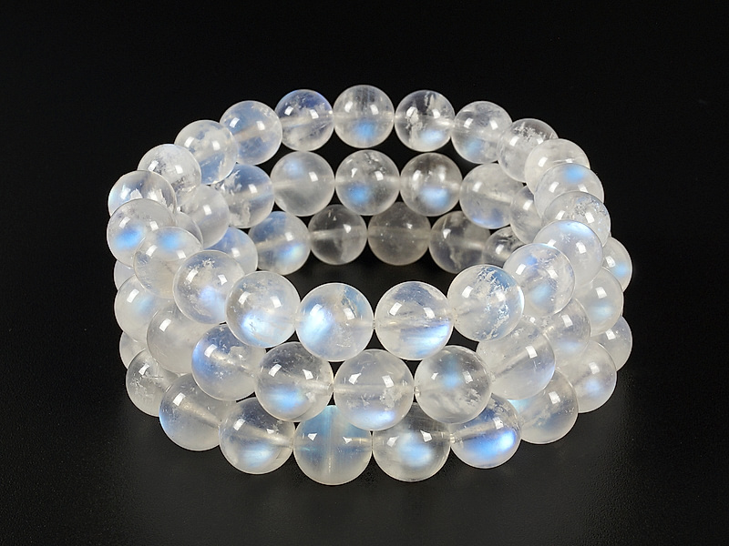 Бусины радужного лунного камня А класса (ортоклаз с голубым свечением). Месторождение - Индия. Диаметр отверстия 1 мм. Размеры, вес, длина и количество бусин на нити указаны указаны примерно. Точнее замеряем по требованию. Изредка микровыемки на отдельных бусинах.
 | Интернет-магазин товаров для рукоделия