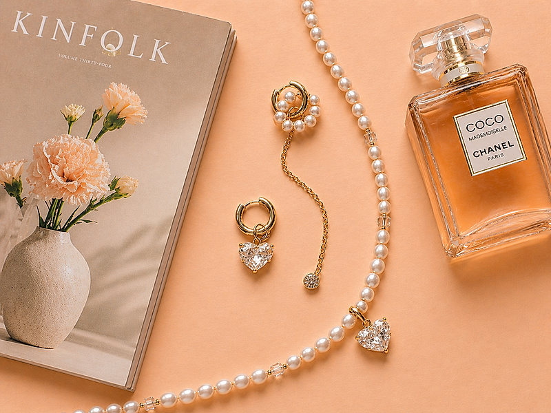 Набор материалов для сборки чокера и сережек с подвеской сердцем, натуральным жемчугом рис и хрустальными бусинами разделителями. Основа сборки - ювелирный тросик, кримпы, калоты и замочек с регулируемой цепочкой удлинителем. Серьги конго можно украсить  жемчужной подвеской бубликом, подвеской на ювелирной цепочке или любым другим декоративным элементом по вкусу.&nbsp;

Мастер - класс, как собрать чокер с помощью калот, ЗДЕСЬ.



 | Интернет-магазин товаров для рукоделия