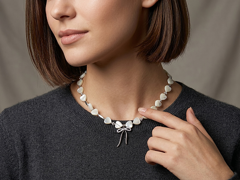 Набор материалов "Перламутровый чокер с сердечками и бантом" серебро