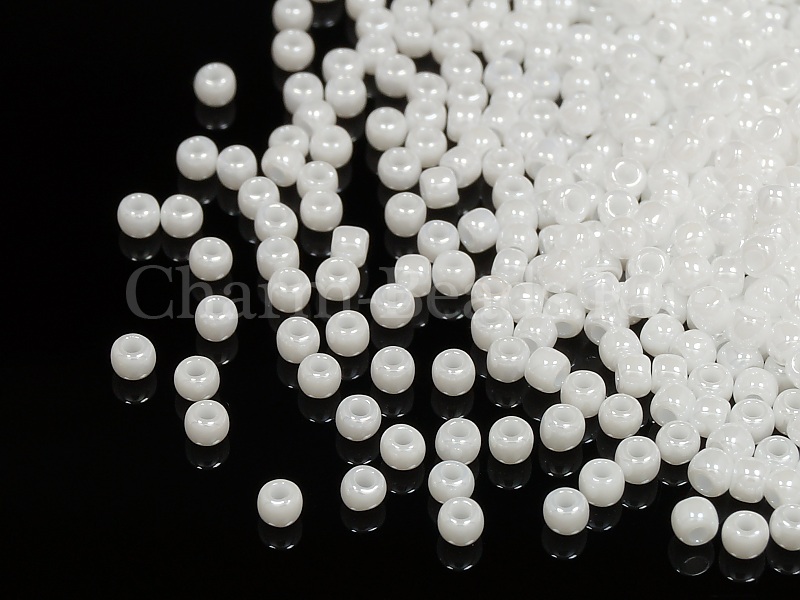 Бисер Toho, размер 11/0. Цвет #121 (Непрозрачный глянцевый, белый). Цена указана за 10 грамм. Производитель - Япония.  | Интернет-магазин товаров для рукоделия