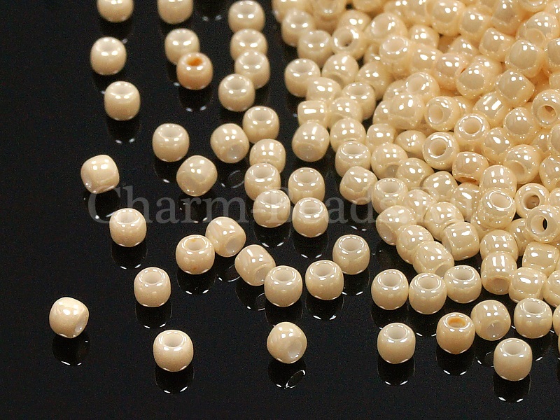 Бисер Toho, размер 11/0. Цвет #123 (Непрозрачный глянцевый, светло-бежевый). Цена указана за 10 грамм. Производитель - Япония.  | Интернет-магазин товаров для рукоделия