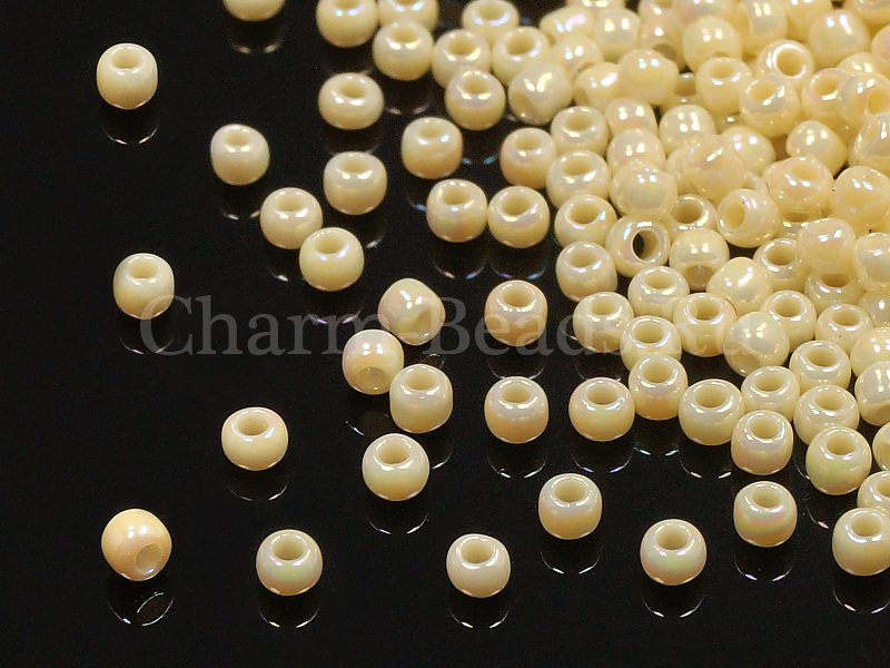 Бисер Toho, размер 11/0.  Цвет #409 (Радужный непрозрачный, светло-бежевый). Цена указана за 10 грамм. Производитель - Япония.  | Интернет-магазин товаров для рукоделия