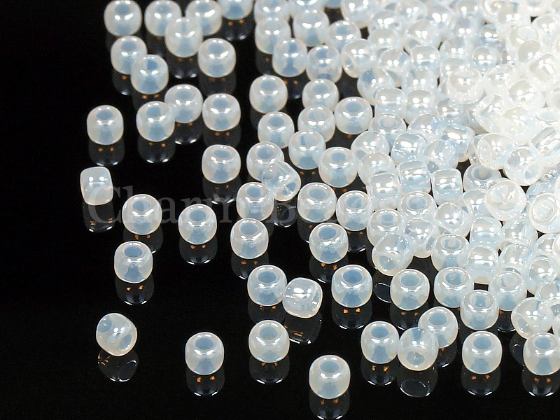 Бисер Toho, размер 15/0. Цвет #141 (Цейлон, снег). Цена указана за 10 грамм. Производитель - Япония. | Интернет-магазин товаров для рукоделия