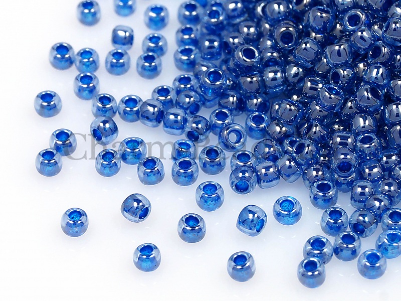 Бисер Toho, размер 11/0. Цвет #1057 (Окрашенный изнутри, светлый сапфир/темно-синий). Цена указана за 10 грамм. Производитель - Япония. | Интернет-магазин товаров для рукоделия