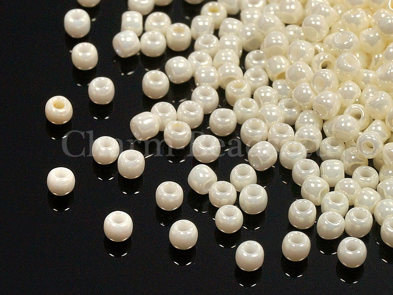 Бисер Toho, размер 15/0. Цвет #122 (Непрозрачный глянцевый, кремово-белый). Цена указана за 10 грамм. Производитель - Япония. | Интернет-магазин товаров для рукоделия
