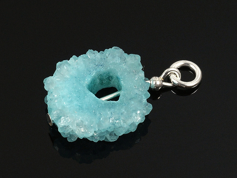 Кулон с друзой горного хрусталя (окрашена). Фурнитура - ювелирный сплав. Длина каучукового шнура - 50 см, регулируемая цепочка 3,5 см. | Интернет-магазин товаров для рукоделия