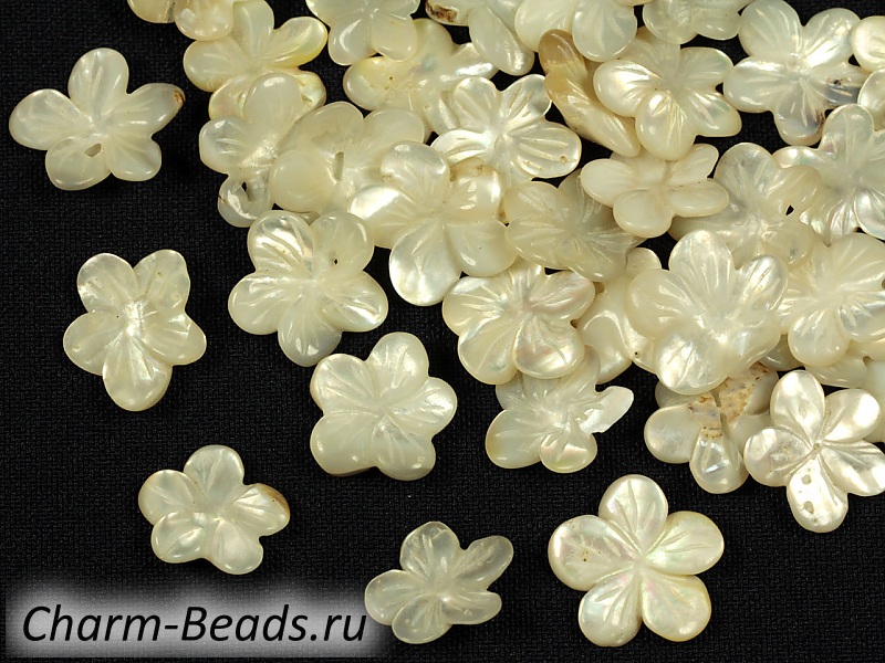 Резные бусины перламутра. Диаметр бокового отверстия позади бусины 0.8 мм.  Цена указана за одну бусину. Размеры указаны усредненные и могут отличаться между бусинами. Есть естественные вкрапления и выемки. | Интернет-магазин товаров для рукоделия