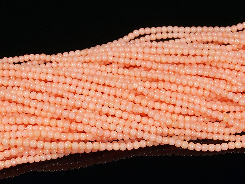 Бусины розового коралла, каменный бисер (тонированы). Диаметр отверстия 0.4 мм. Размеры, вес, длина и количество бусин на нити указаны примерно.&nbsp;
