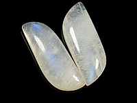 Комплект кабошонов лунного камня с участками голубой иризации. Указан размер одного кабошона из пары. Погрешность измерения 0, 5 - 1 мм. Микровыемки. 