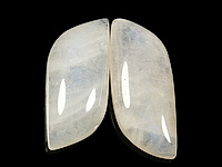 Комплект кабошонов лунного камня с участками голубой иризации. Указан размер одного кабошона из пары. Погрешность измерения 0, 5 - 1 мм. Микровыемки. 