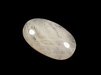 Подвеска лунного камня. Диаметр отверстия 1 мм. Изредка мелкие выемки (преимущественно с обратной стороны).