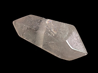 Граненая подвеска горного хрусталя в форме кристалла, покрыта радужным напылением. Диаметр бокового отверстия  3 мм. Погрешность измерения 1-2 мм. Мелкие выемки.
