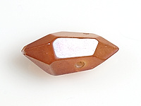 Граненая подвеска горного хрусталя в форме кристалла, покрыта металлизированным напылением. Диаметр бокового отверстия  3 мм. Погрешность измерения 1-2 мм. Мелкие выемки.