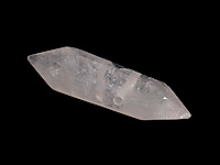 Граненая подвеска горного хрусталя в форме кристалла. Диаметр бокового отверстия  3 мм. Погрешность измерения 1-2 мм. Мелкие выемки.