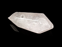 Граненая подвеска горного хрусталя в форме кристалла. Диаметр бокового отверстия  3 мм. Погрешность измерения 1-2 мм. Мелкие выемки.