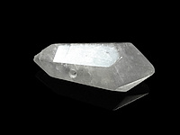 Граненая подвеска горного хрусталя в форме кристалла, покрыта радужным напылением. Диаметр бокового отверстия  3 мм. Погрешность измерения 1-2 мм. Выемки.