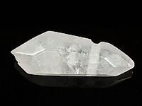 Граненая подвеска горного хрусталя в форме кристалла. Диаметр бокового отверстия  3 мм. Погрешность измерения 1-2 мм. Выемки.