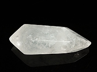 Граненая подвеска горного хрусталя в форме кристалла. Диаметр бокового отверстия  3 мм. Погрешность измерения 1-2 мм. Выемки.