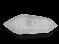 Граненая подвеска горного хрусталя в форме кристалла. Диаметр бокового отверстия  2 мм. Погрешность измерения 1-2 мм. Мелкие выемки.