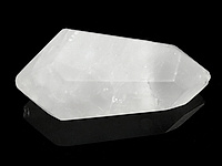 Граненая подвеска горного хрусталя в форме кристалла. Диаметр бокового отверстия  2 мм. Погрешность измерения 1-2 мм. Мелкие выемки.