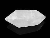 Граненая подвеска горного хрусталя в форме кристалла. Диаметр бокового отверстия  2 мм. Погрешность измерения 1-2 мм. Терщина.