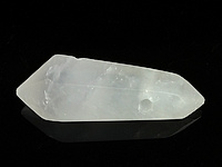Граненая подвеска горного хрусталя в форме кристалла. Диаметр бокового отверстия  2 мм. Погрешность измерения 1-2 мм. Трещина.
