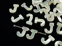 Бусины буквы перламутра. Буква J. Диаметр бокового отверстия 0.8 мм. Цена указана за одну бусину. На бусинах с уценкой мелкие выемки и неровности.