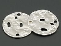 Коннектор-подвеска "Старинная монетка" для создания бижутерии (украшений). Покрытие - родий. Диаметр подвесных отверстий - 1.7 мм. Цена указана за штуку.
