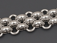 Ювелирная цепочка с кирпичным плетением для создания бижутерии (украшений). Основа - нержавеющая сталь AISI 316 . Ширина цепочки - 13 мм, высота - 5.5 мм. Размер звеньев - 8.5х5.5х2.8 мм, не замкнуты. Цена указана за 20 см. При покупке от 2 мерок, вы получаете 40, 60 и другие отрезки, кратные 20 см, одним отрезком.
Нержавеющая сталь AISI 316 безопасна, гипоаллергенна, обладает высокой прочностью, устойчива к коррозии во влажной среде, при высоких температурах, в агрессивных средах.
, фото №140706