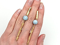 Набор материалов для сборки декоративной подвески - палочки из обрезков ювелирной цепочки с мелким звеном. Мы получили изящный вытянутый элемент с рифлением. Композицию дополнили нежно - голубыми бусинами аквамарина, подчеркнув игру света на металле.
Мастер - класс, как сделать декоративную подвеску для сережки из ювелирной цепочки, ЗДЕСЬ.
Как и с чем носить
Оригинальная подвеска станет стильным акцентом в сережках, колье или браслете. Она гармонично сочетается с базовыми топами, платьями с открытой линией плеч, строгими жакетами и вечерними образами. Лёгкий вертикальный силуэт визуально вытягивает линию шеи.
, фото №149559