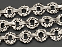 Ювелирная цепочка с плетением шторки для создания бижутерии (украшений). Покрытие - родий. Размер звеньев - 8x1.5, 5x1 и 7x3x2 мм, не замкнуты. Цена указана за 20 см. При покупке от 2 мерок, вы получаете 40, 60 и другие отрезки, кратные 20 см, одним отрезком.
, фото №153792