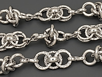 Ювелирная цепочка с глидерным плетением для создания бижутерии (украшений). Покрытие - родий. Размер звена - 9x3.5x1.6 мм, не замкнуто. Размер декоративных элементов - 15x8x6 и 15x9x7 мм. Цена указана за 20 см. При покупке от 2 мерок, вы получаете 40, 60 и другие отрезки, кратные 20 см, одним отрезком.
, фото №153808