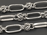 Ювелирная цепочка с глидерным плетением для создания бижутерии (украшений). Покрытие - родий. Размер звена - 12x5.5x2 мм, не замкнуто. Размер декоративного элемента - 11x5 мм. Цена указана за 20 см. При покупке от 2 мерок, вы получаете 40, 60 и другие отрезки, кратные 20 см, одним отрезком.
, фото №153921