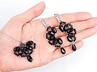 Набор материалов для сборки серёжек и подвески в форме дольки апельсина включает гранёные чёрные бусины, ювелирную проволоку, швензы, цепочку, колечки и замочек.&nbsp;

Центральный элемент - долька - плетётся из бусин на проволочный каркас.&nbsp;

Мастер - класс, как собрать серьги - дольки и подвеску, ЗДЕСЬ. &nbsp;

Как и с чем носить 

Украшение отлично сочетается с простыми однотонными нарядами светлых или нейтральных оттенков. Идеально для вечерних образов, бизнес-костюмов и casual с минимальным количеством других украшений.
, фото №154690