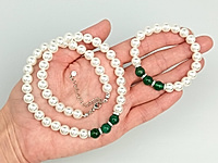 Набор материалов для комплекта украшений - колье и браслета с бусинами жемчуга майорка и натурального зеленого нефрита. Основа - ювелирный тросик. Длина регулируется замочком с цепочкой.

Мастер - класс, как собрать колье на тросик с использованием калот и кримпов, ЗДЕСЬ.&nbsp;
, фото №154713
