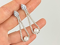 
Набор для сборки сережек капель включает швензы пусеты с ювелирным кристаллом каплей, стразовую цепочку и ювелирную проволоку для крепления бусины жемчуга.&nbsp;

Мастер - класс, как собрать серьги капли с жемчугом, ЗДЕСЬ .&nbsp;

Как и с чем носить 

Серьги капли с жемчугом и стразовой цепочкой гармонично сочетаются с вечерними и деловыми образами. Подходят к классическим платьям, блузам и пиджакам. Хорошо смотрятся с прическами, открывающими шею, подчёркивая изящество украшения.&nbsp;
, фото №156607