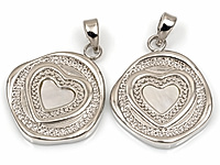 Подвеска "Лабиринт к сердцу" для создания бижутерии (украшений). Покрытие - родий. Вставки - перламутр, фианиты. Размер отверстия - 4х3 мм. Длина подвески с бейлом - 26 мм. Цена указана за штуку.
, фото №156970